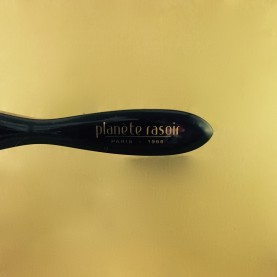 Brosse à barbe "Planète Rasoir" plexi noire, 3 rangs, montée main